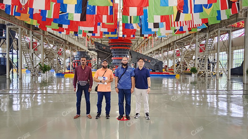 埃及客戶蒞臨上?？评鹂丝疾旆浇馐?xì)磨粉機(jī)